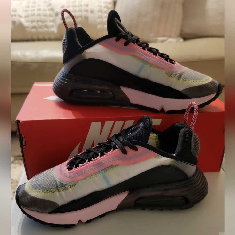 NIKE AIR MAX 2090 WHITE BLACK PINK FOAM SIZE 7.5